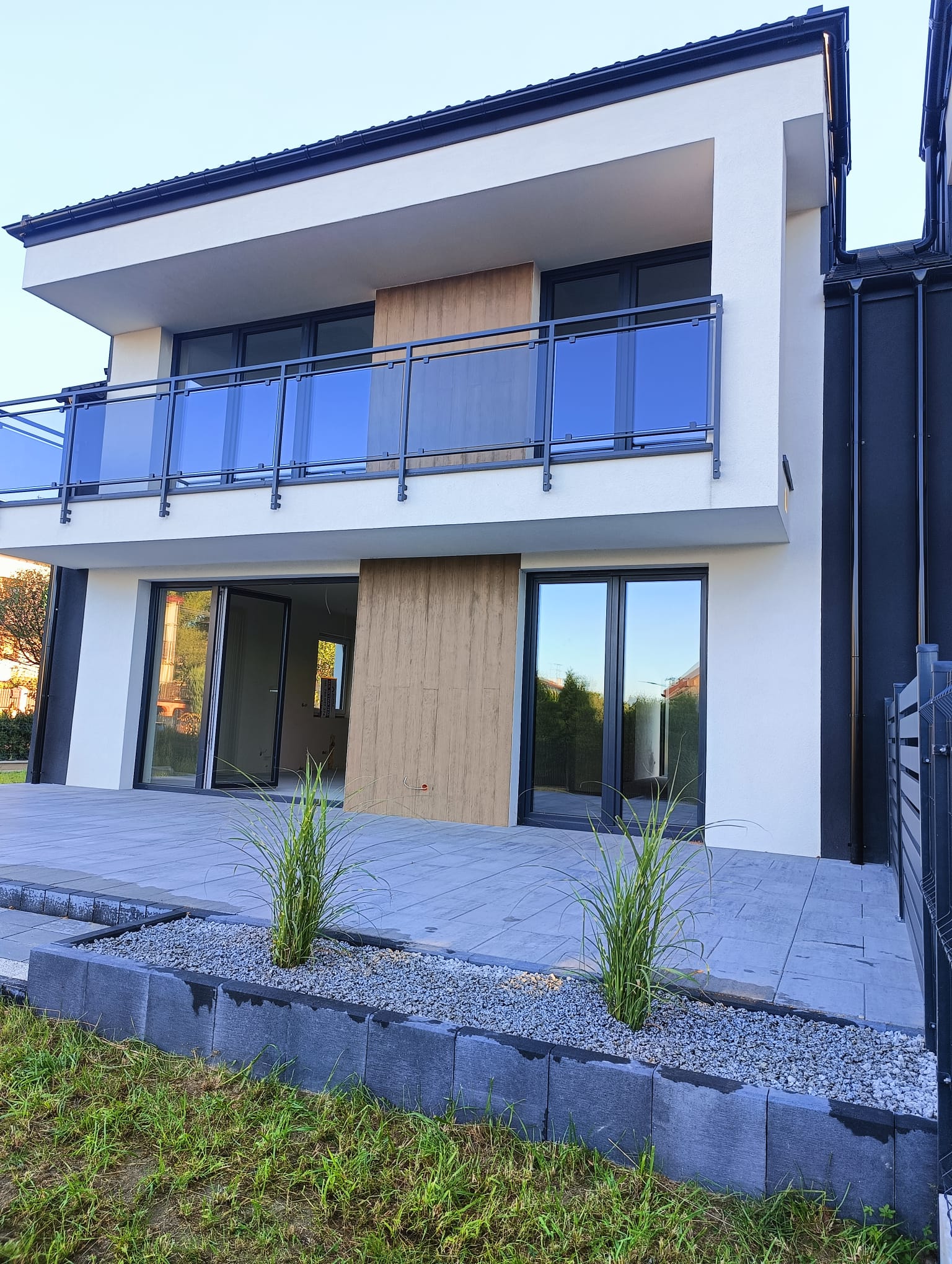 Duże balkony mieszkań na piętrze – Sieradzka Apartamenty, Bełchatów