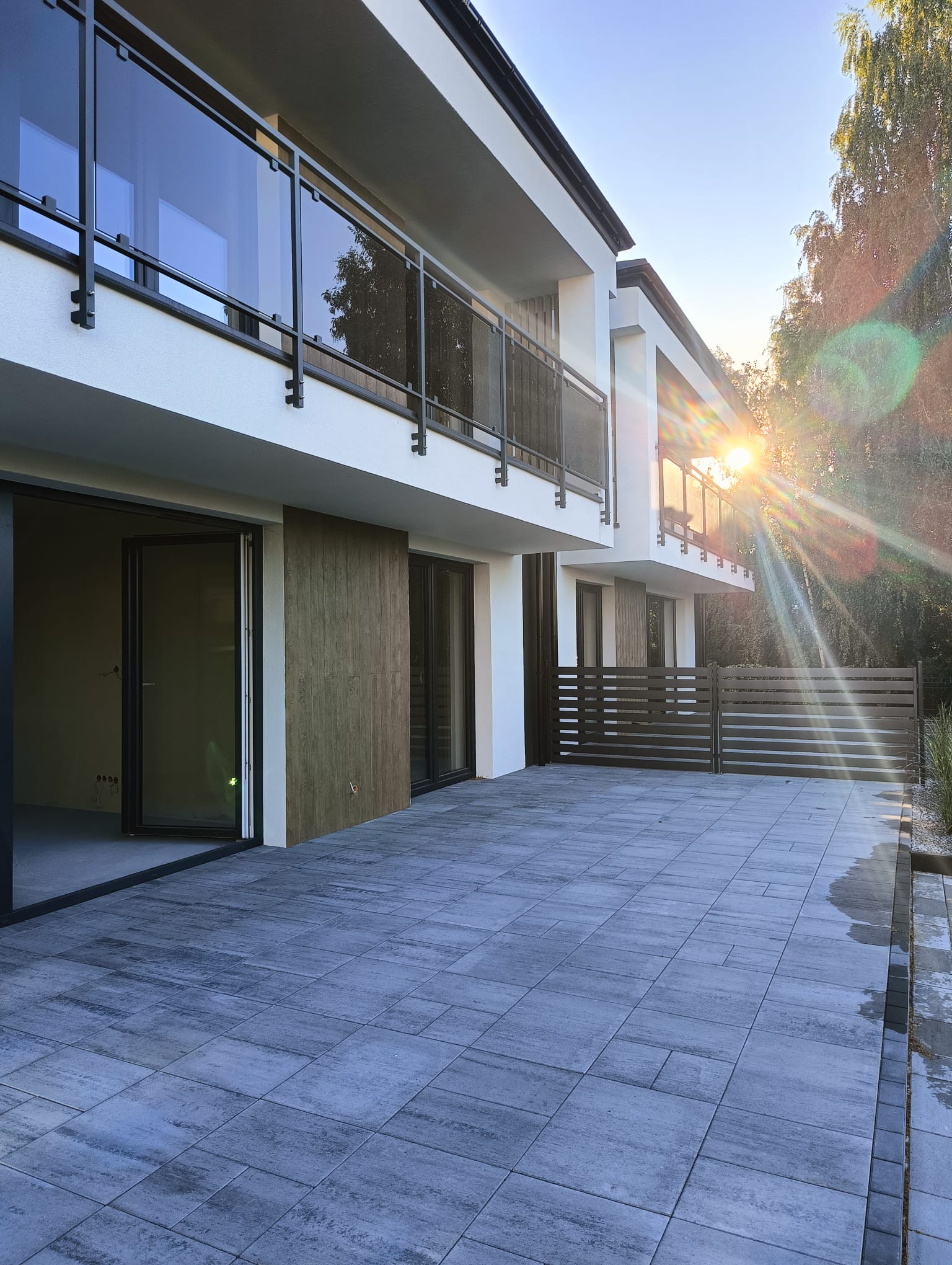 Tarasy mieszkań na parterze – Sieradzka Apartamenty w Bełchatowie